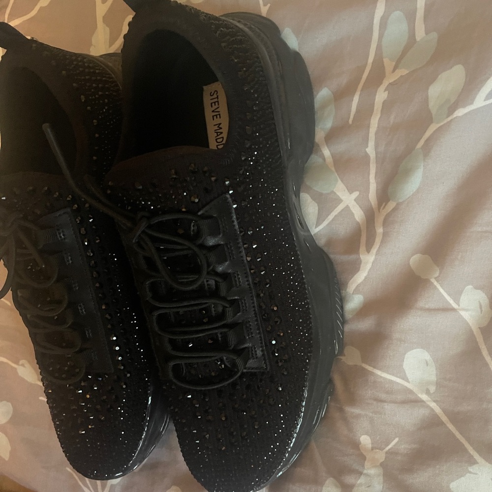 No box - the box broke so I tossed it. shoes come with extra rhinestones.